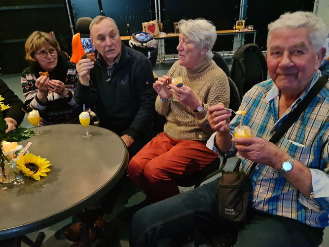 onder het genot van een drankje