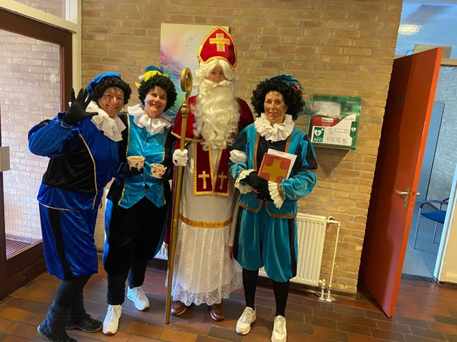 De sint met zijn pieten