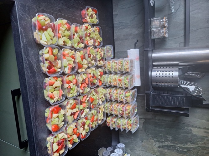 voorbereiding bakjes fruit en rauwkost