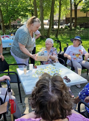 Mevr Boertje ontvangt haar prijs