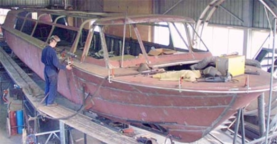 Rondvaartboot in aanbouw