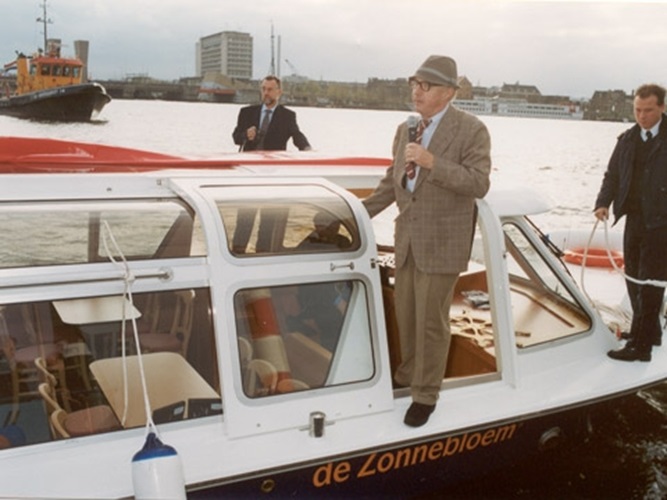 André van Duin alias reporter Wijdbeens komt aan met de rondvaartboot
