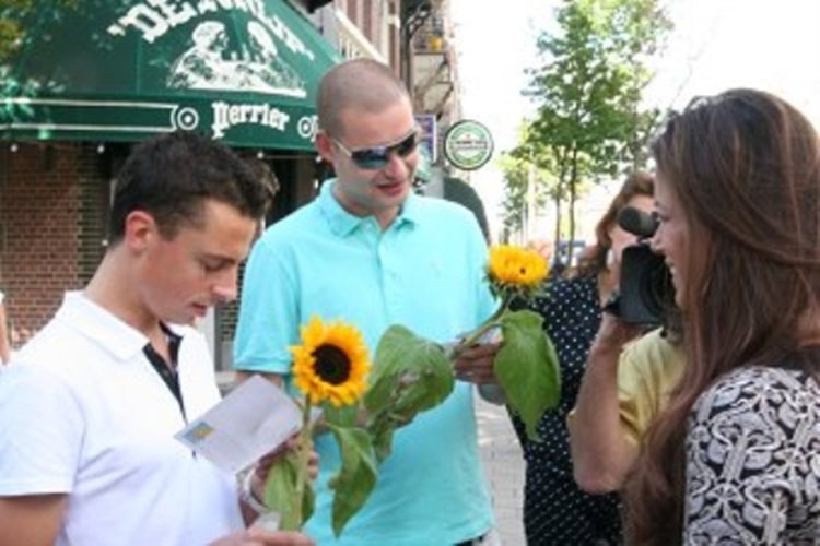 Roos deelt Zonnebloemen uit aan bekende nederlanders met de vraag deze door te geven...