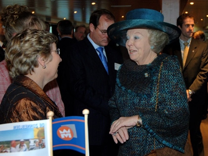 Koningin Beatrix is aanwezig om ms de Zonnebloem te dopen