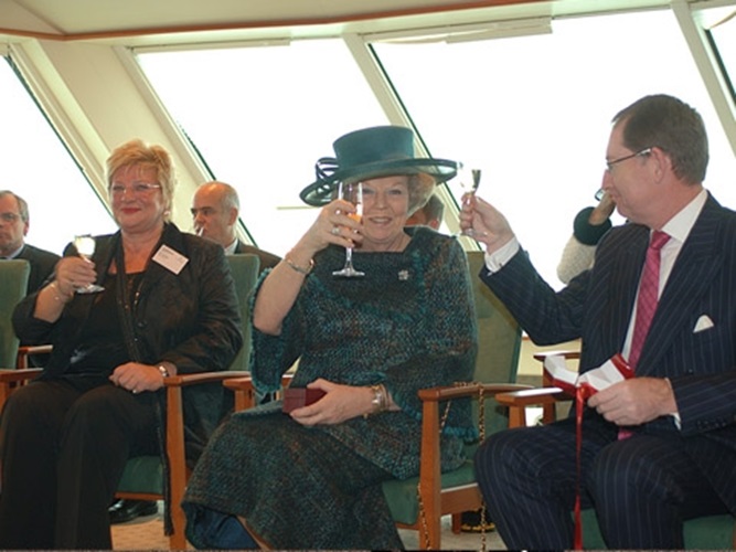 Koningin Beatrix is aanwezig om ms de Zonnebloem te dopen