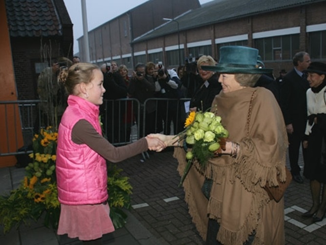 Koningin Beatrix is aanwezig om ms de Zonnebloem te dopen