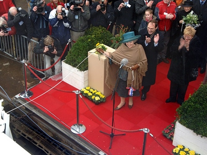 Koningin Beatrix doopt ms de Zonnebloem