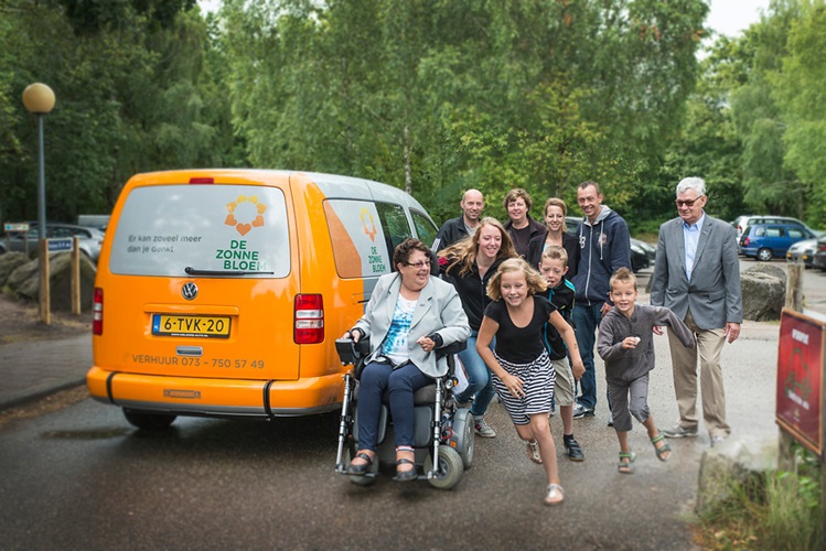 Oma met haar familie in de Zonnebloemauto