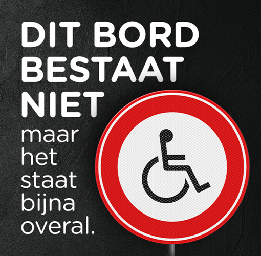 Een wit verbodsbord met rode rand met een rolstoelfiguur erin. De tekst erbij: Dit bord bestaat niet, maar het staat bijna overal