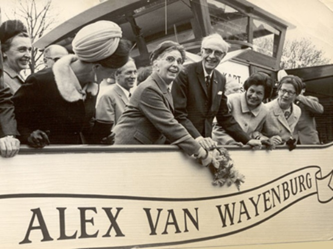 Tewaterlating van het eerste speciaal voor dagtochten ingerichte “Alex van Wayenburg”