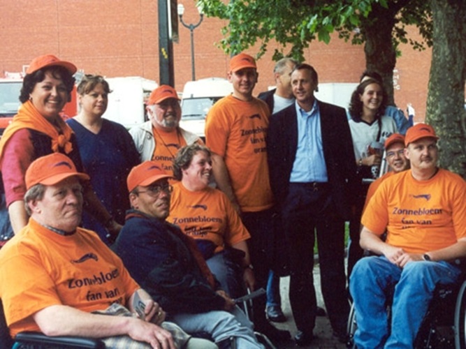 Johan Cruijff met Oranjesupporters van de Zonnebloem