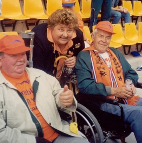 Erica Terpstra met 2 Oranjesupporters van de Zonnebloem