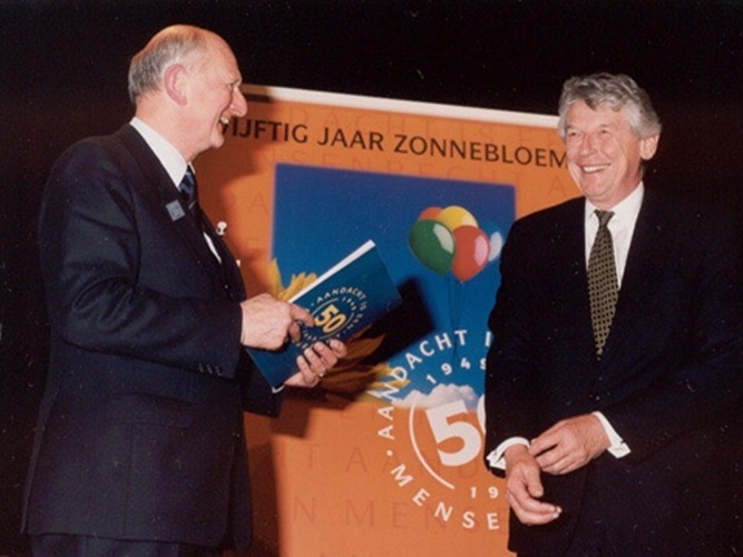 Minister-President Wim Kok opent het jubileumfeest op 17 januari 1999 in Zeist