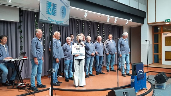 annemieke-seijn-ontvangt-cheque-van-1500-jpg