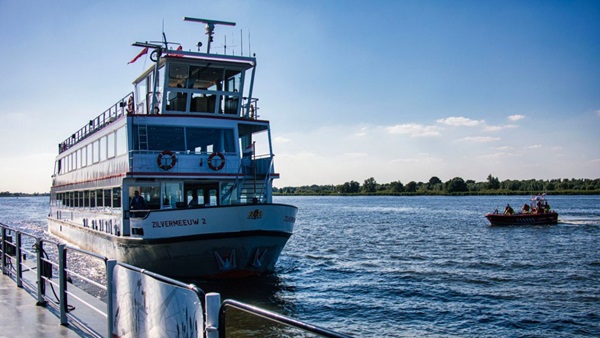 de-boot-waarop-de-brand-was-komt-op-eigen-kracht-weer-aan-in-drimmelen1-johan-woutersjpg