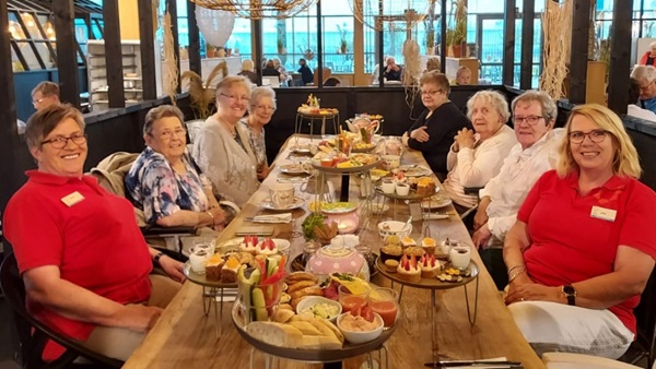 foto-intratuin-17-8-groep-aan-tafel-3-kopjpg