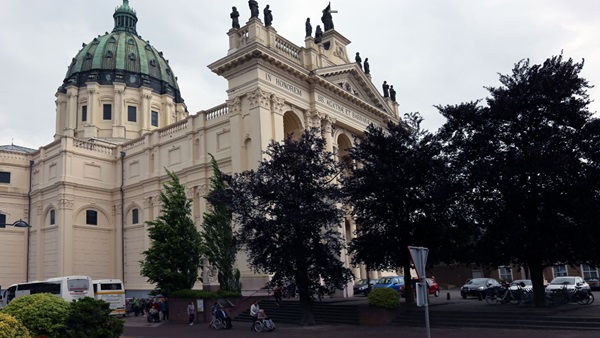 2019-06-13-basiliek-oudenbosch-002jpg