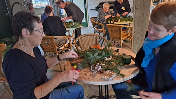 2023-12-13-medioren-maken-kerststukjes-014jpg