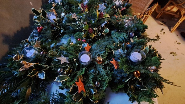 2024-12-11-medioren-maken-kerststukjes-033jpg