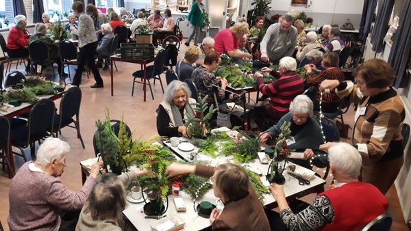 2023-12-15-foto-1-bericht-zonnebloem-kerststukjes-makenjpg