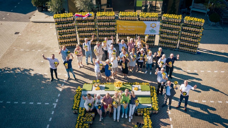 20210908zonnebloem-groepsfoto-dronejpg