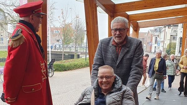 entree-met-portier-en-gasten-in-rolstoel-mannenjpg