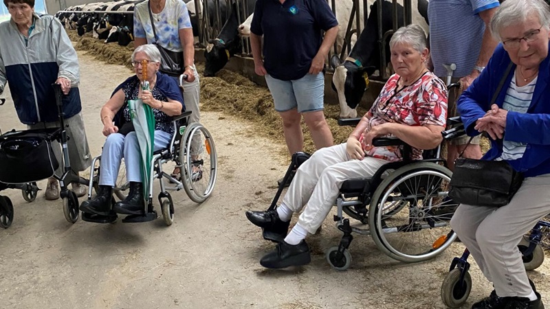 foto-van-bezoek-aan-de-melktap-boerderij-de-elshof-te-wilpjpg