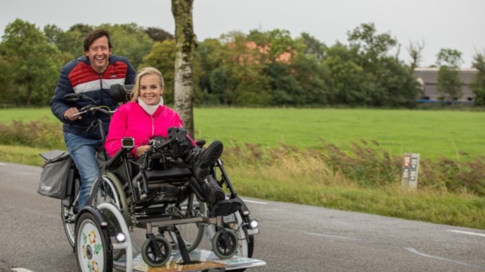 steven-kazan-en-monique-jansen-met-de-zonnebloemfietsjpg