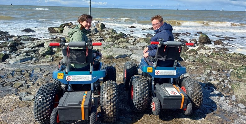 Natalja en Tamara op het strand