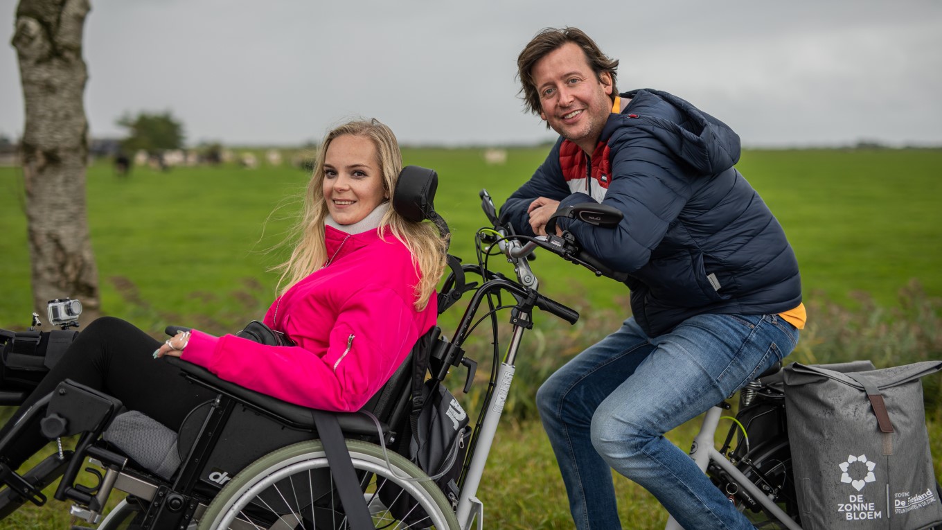 Steven Kazan en Monique Jansen met de Zonnebloemfiets tijdens de Onbeperkte Elfstedentocht