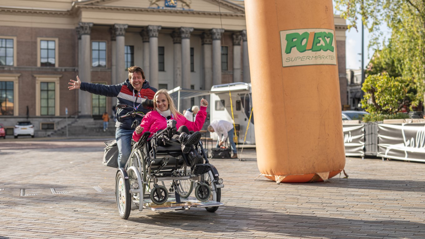 Steven Kazan en Monique Jansen met de Zonnebloemfiets tijdens de Onbeperkte Elfstedentocht