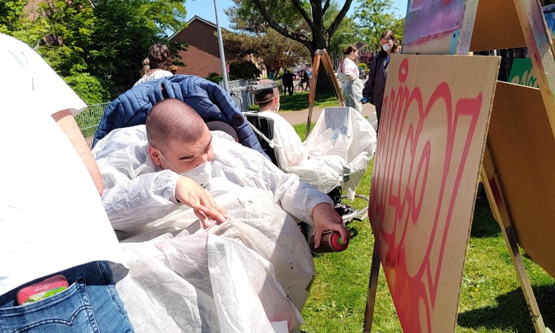 Graffiti workshop Zonnebloem Wilco aan het werk