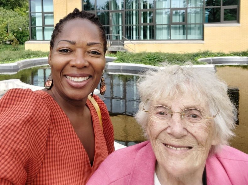Selfie Sandra en Geertje voor het Omniversum