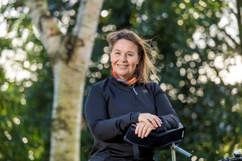 Mireille vaal staat met haar framerunner en kijkt lachend naar de camera