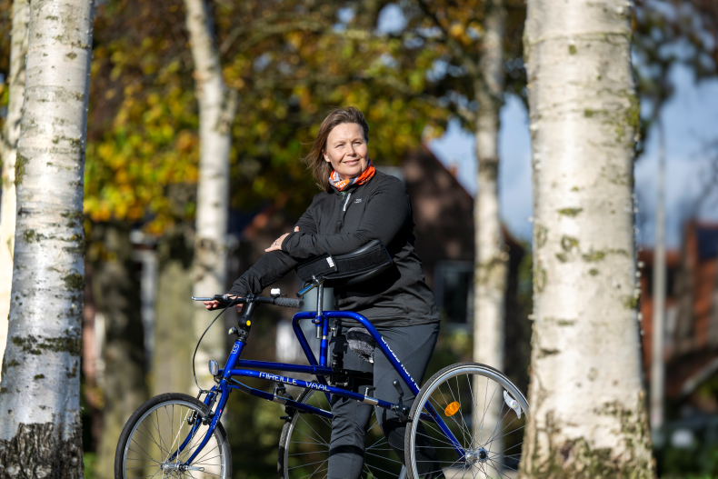 Mireille Vaal staat buiten met haar framerunner