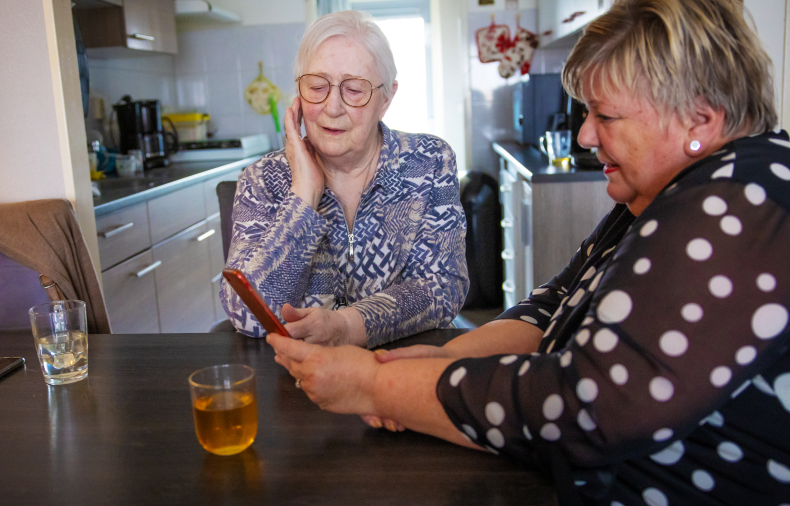 Zonnebloem huisbezoek: vrijwilliger Marga (rechts) en Agnes aan de eettafel