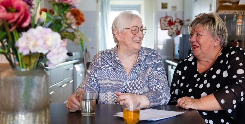 Zonnebloem huisbezoek: vrijwilliger Marga (rechts) en Agnes aan de eettafel