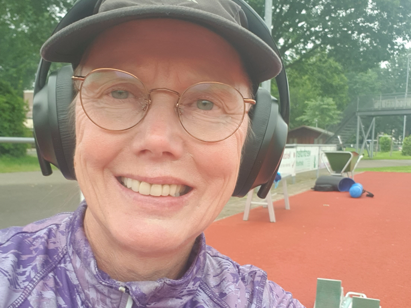Lilian op het sportcomplex met een koptelefoon op
