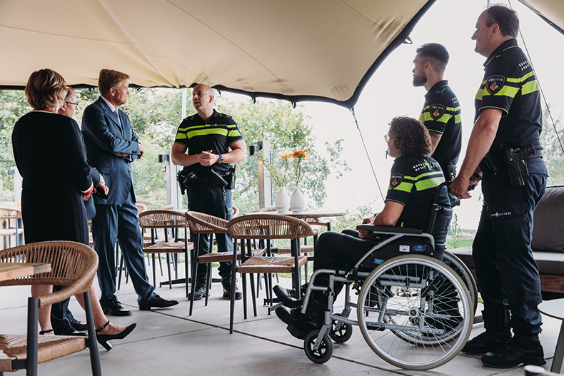 Koning Willem-Alexander bij een belevingsworkshop van de Zonnebloem