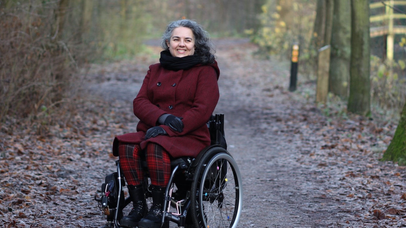 Max de Bruin in rolstoel in het bos