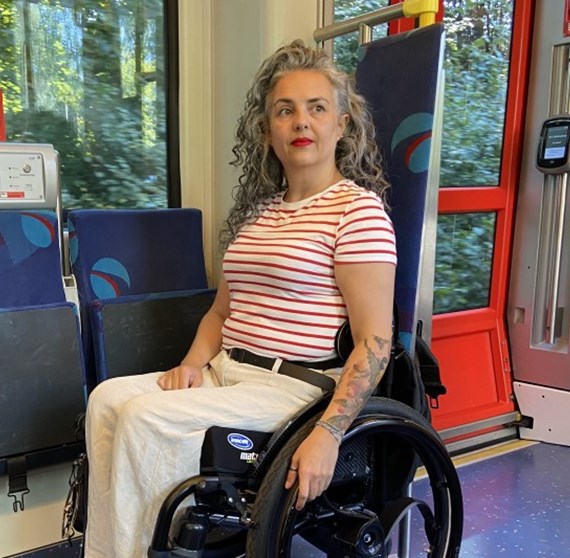 Max in rolstoel bij de invalidenplek in het openbaar vervoer