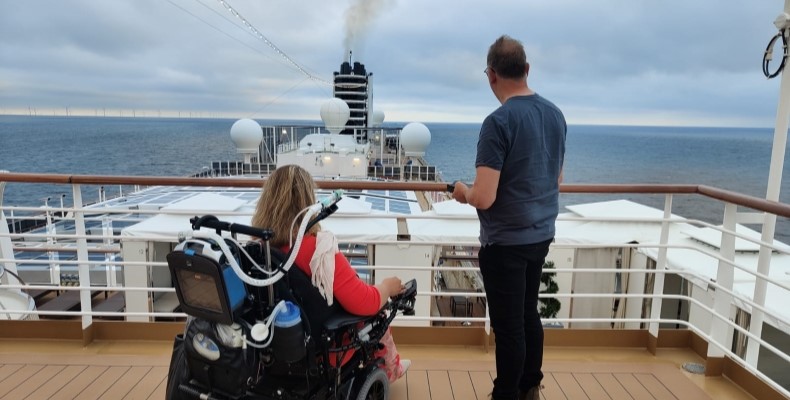 Judith met haar vader op het dek van het cruiseschip, midden op zee