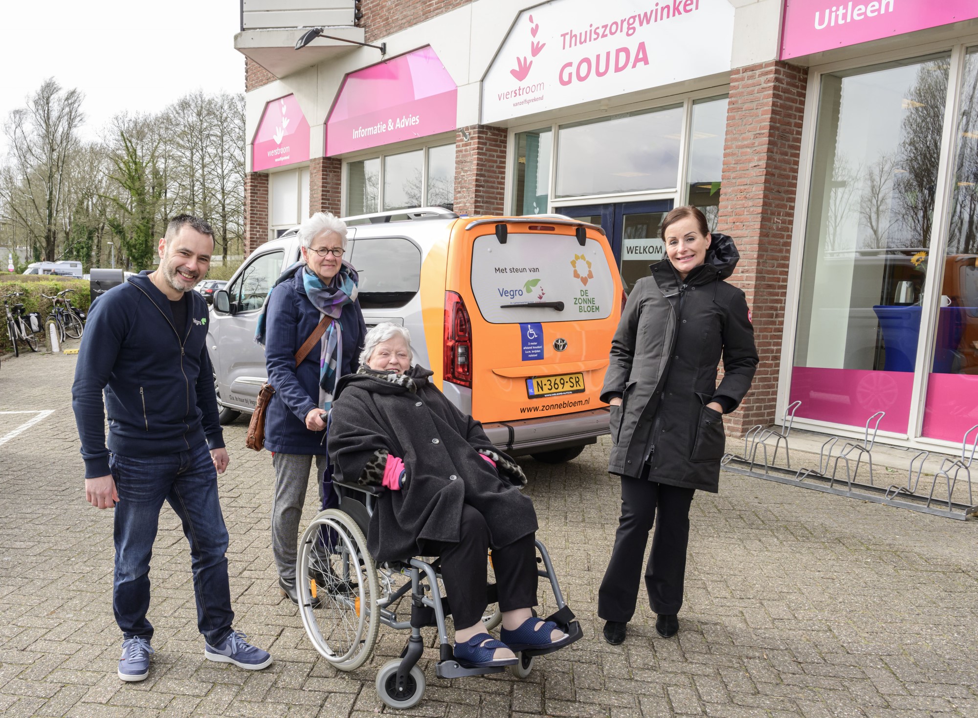 Zonnebloemauto Toyota Proace Gouda groot