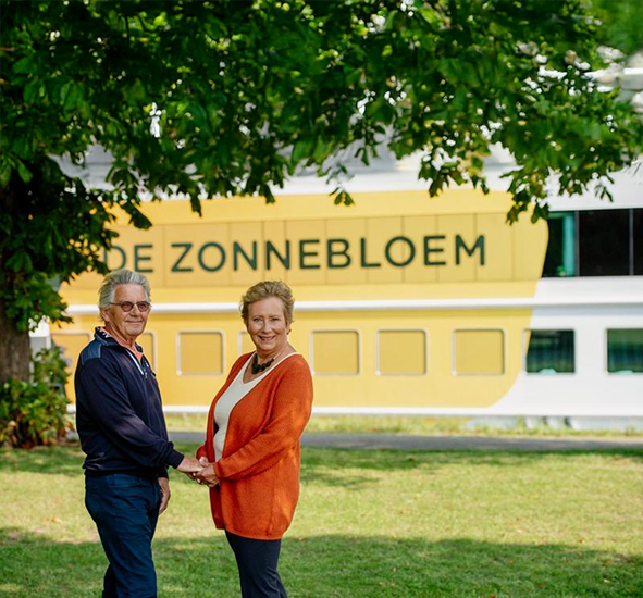 Betty de Loos-Boon en haar man met MPS de Zonnebloem op de achtergrond