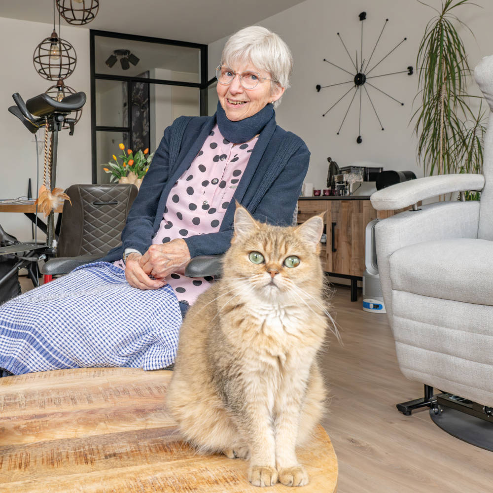 Anna in de woonkamer met haar kat