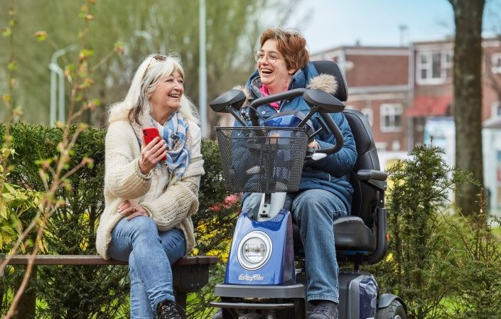 Koning Willem-Alexander praat met deelnemers en vrijwilligers