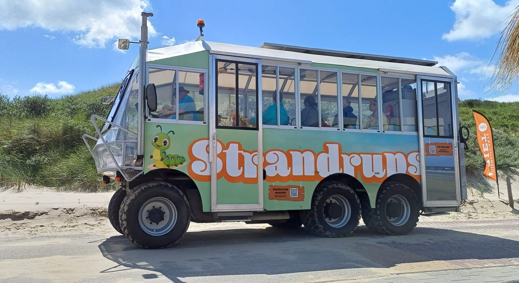 Koning Willem-Alexander praat met deelnemers en vrijwilligers