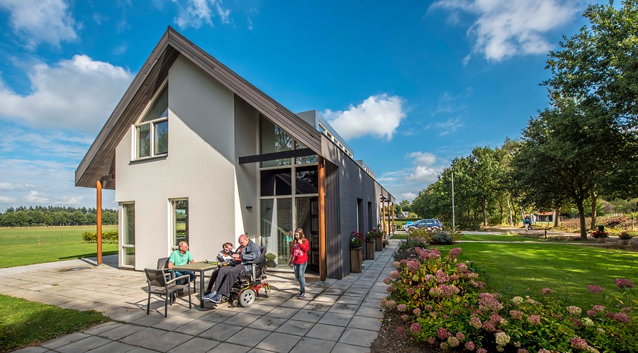 Gasten op het terras van het Hugenpothhuis