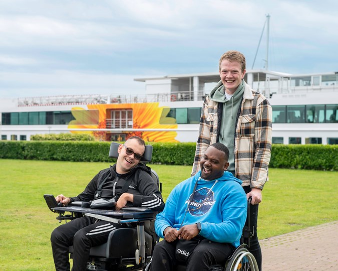 Jongens in rolstoel bij schip MPS de Zonnebloem