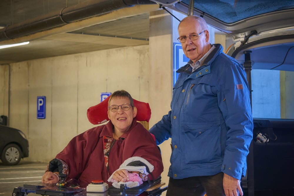 Familie van Leeuwen bij de Zonnebloemauto